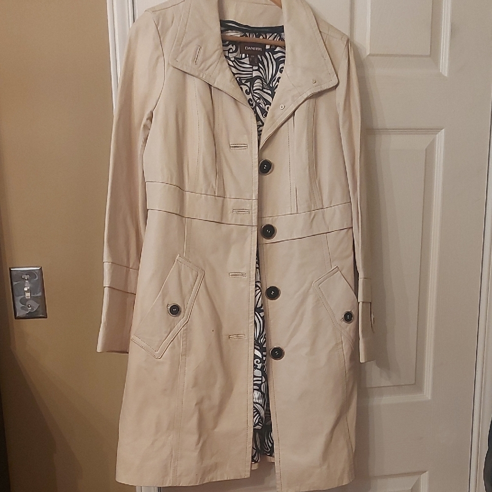 Elegant Danier Cream Women's Coat